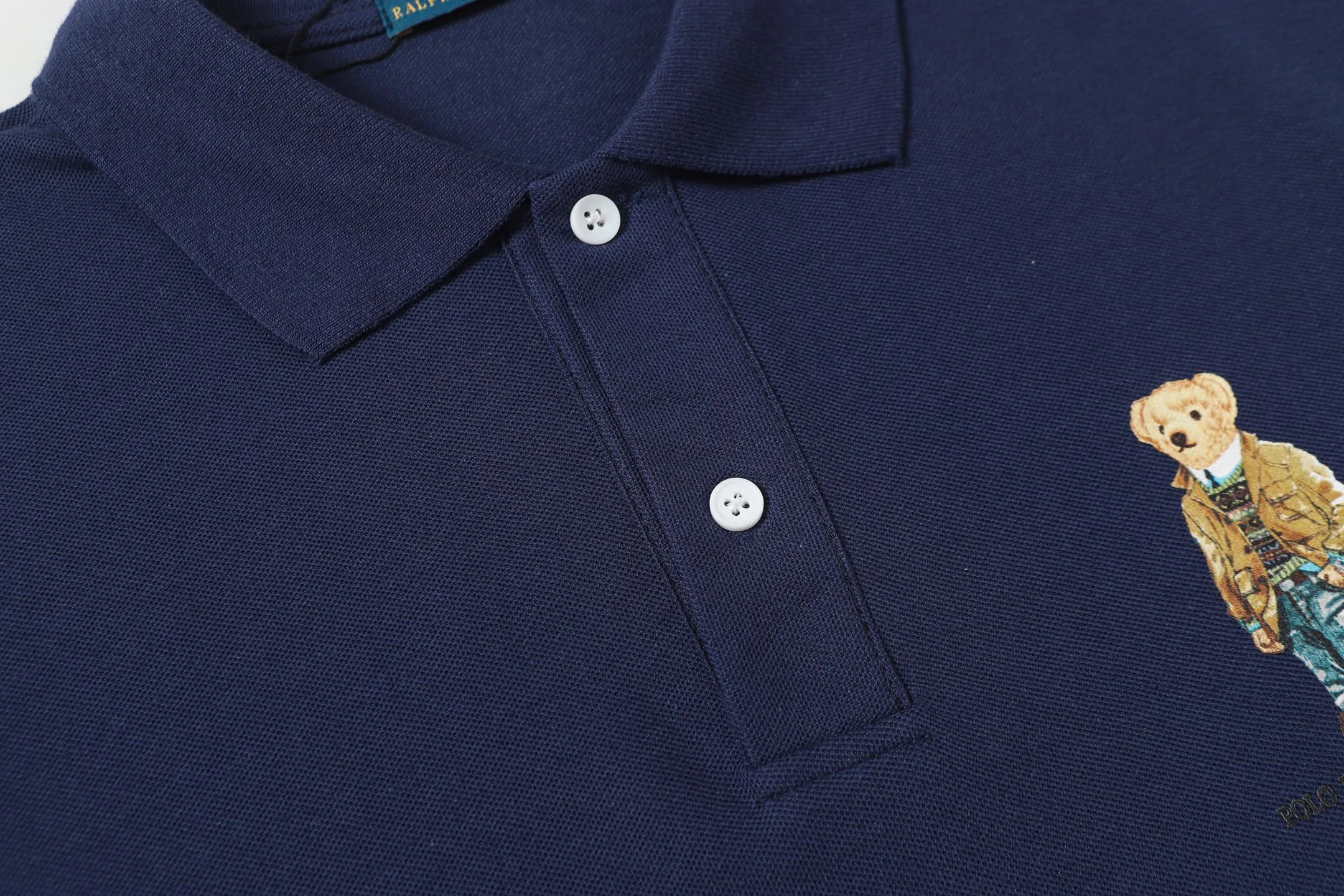 P156 Style number: A016 [Ralph Lauren classic bear print Polo shirt] ✅250 grams of fine cotton pique fabric, custom-woven and dyed threads ✅Original stickers Scan the QR code to enter the official website ✅Large version, loose and stylish, can wear up to 210 pounds Color: black, white, navy, blue, sky blue, dark gray, floral gray Size: S-XL